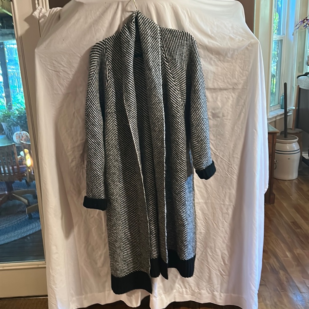 Sweater black with white stripes and pockets